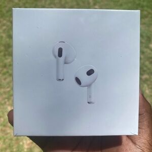 white Earbuds, great for all ear sizes